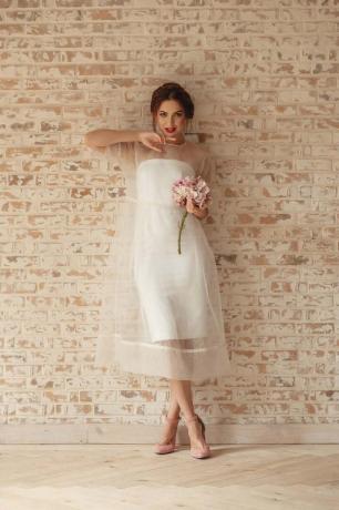 Moderné svadobné šaty s úpletom. Midi Čajové svadobné šaty s puzdrom. Jednoduché vintage svadobné šaty
