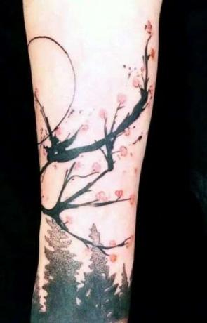 Moška tetovaža češnjevega cveta