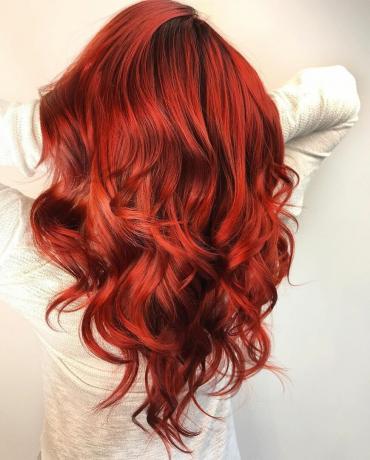 Červené vlasy s tmavými koreňmi