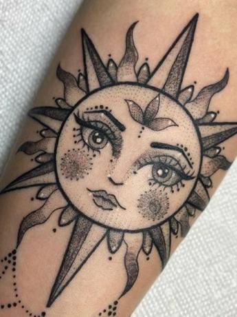 太陽の顔のタトゥー
