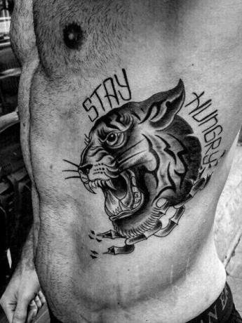 Tiikeri kylkiluun tatuointi