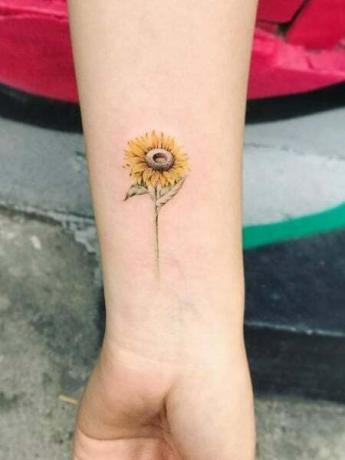 Tatuaj cu floarea soarelui pentru brațul inferior