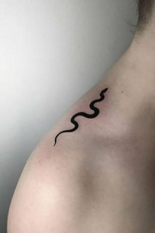 シンプルなヘビのタトゥー