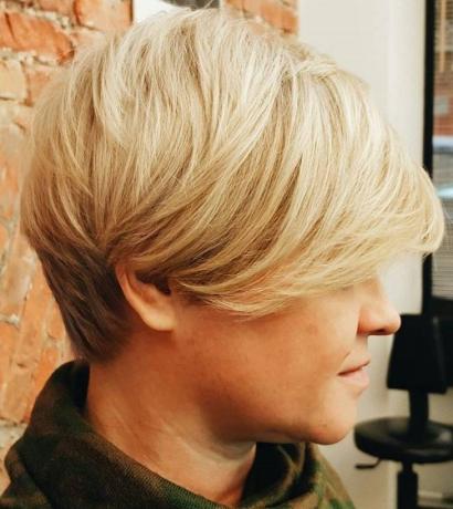 kratka blond frizura z obrnjenim ombrejem