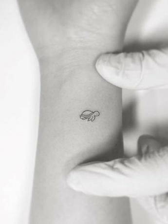 Tatuagem de pulso pequena 
