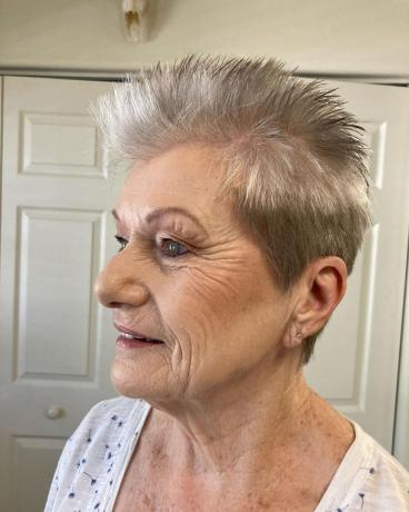 Edgy silver pixie cut för kvinnor i 60 -årsåldern