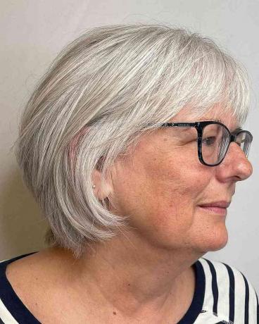Bob Berbulu dengan Poni untuk Wanita Di Atas 60 Tahun dengan Kacamata