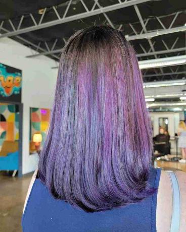 Purple Balayage -kohokohdat vaaleanruskeissa hiuksissa