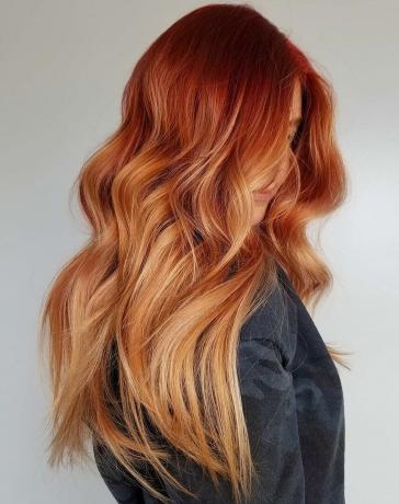 Balayageハイライトと明るい赤褐色の髪