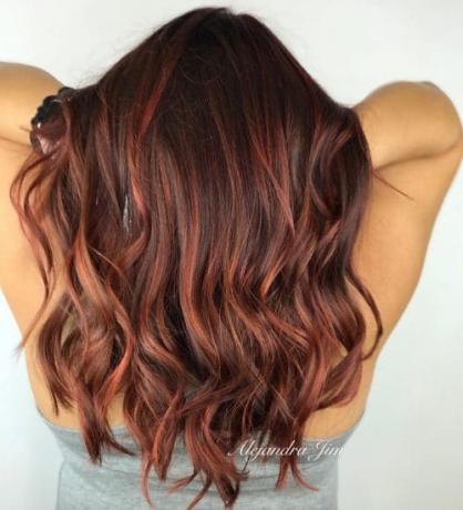 Dimenziós vörös haj frizura