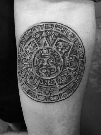Azteekse kalendertattoo voor mannen