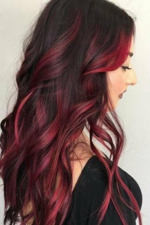 Mustat ja viininpunaiset hiukset