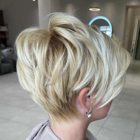Blond warstwowa długa fryzura pixie