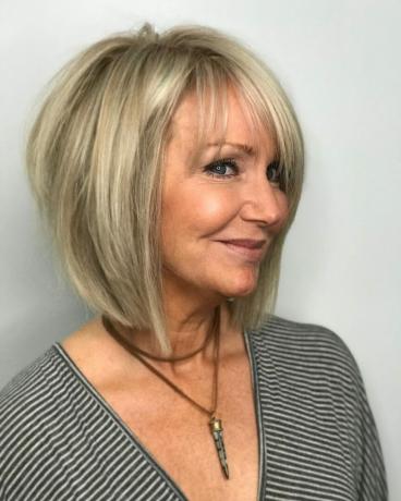 Зруйнована зачіска для жінок старше 60 років