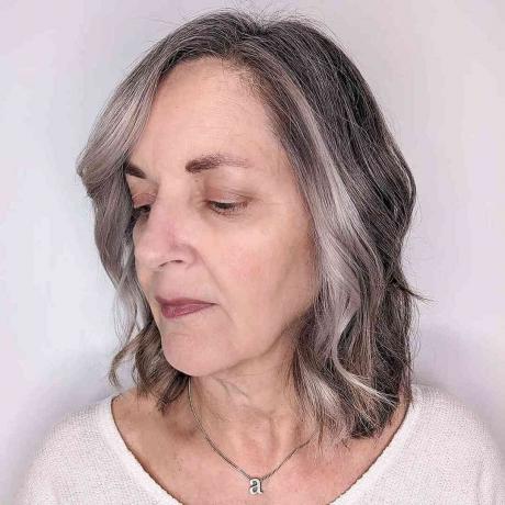 Nackenlanges, gestuftes Haar mit Wellen für eine 60-jährige Dame