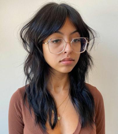 Вълнообразна вълча прическа върху права азиатска коса