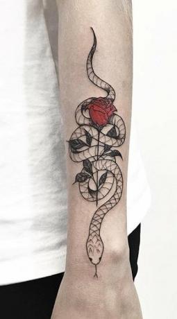 Orm och ros tatuering