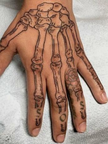Tetovanie ruky s kostrou 