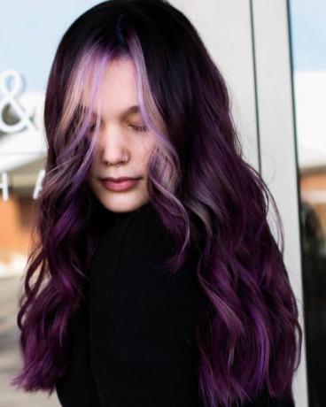 Tummat violetit hiukset ja pastelliset kasvojen kehystyskohdat