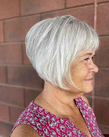 Valmistunut Bob-hiustenleikkaus naisille, jotka ovat täyttäneet 60 vuotta