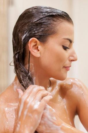Cik bieži jums vajadzētu mazgāt matus, lai tie būtu veseli