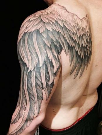 Татуювання на руці з крилами ангела