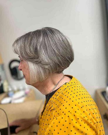 70 Yaş Üzeri Gri Saçlı Yaşlı Bayanlarda Tüylü Kaküllü Kısa Bob Saç