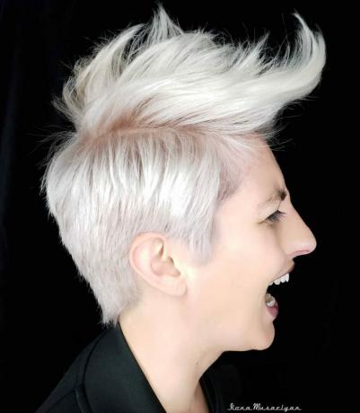 Platynowy blond kolor na krótkiej, kolczastej fryzurze