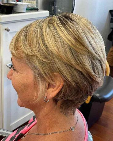 Išmatavimai ilgiems plaukams ant plonų plaukų moterims virš šešiasdešimties