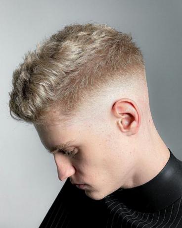 Lichotivý strih pre mužov s prirodzenými blond vlasmi