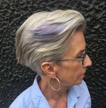 Zúžená sivá pixie pre staršie ženy