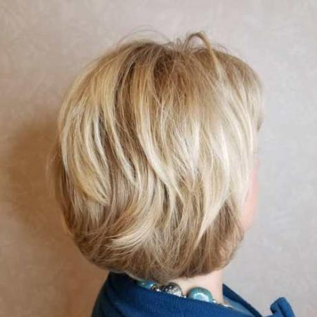 50+ trumpos blondinės šukuosenos su sluoksniais