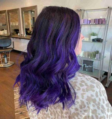 Tummat hiukset elävällä violetilla balayagella