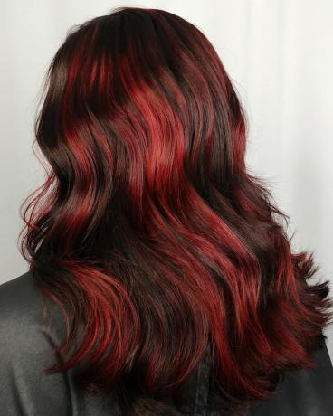 赤いハイライトとエレガントな黒髪