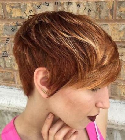 שיער אדום קצר עם נקודות עיקריות בלונדיניות