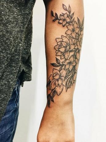 Tatuaje de flor de jazmín e