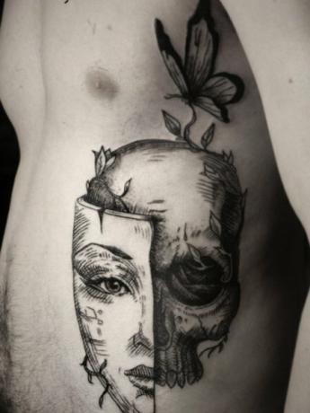 Perhonen kylkiluun tatuointi