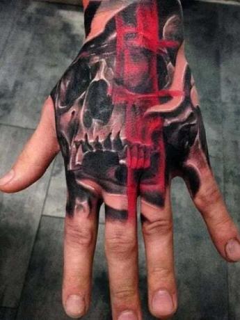 Trash Polka rokas tetovējums