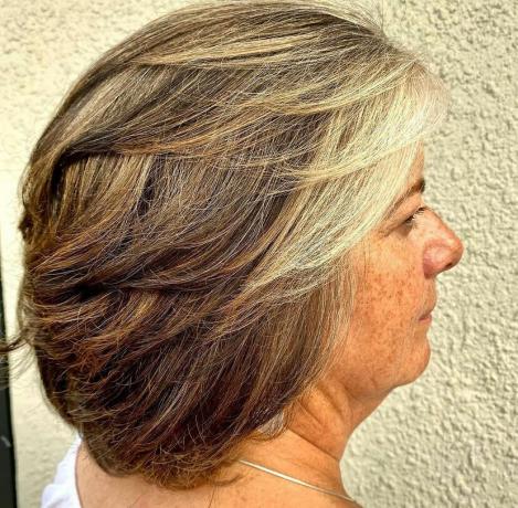 Taglio di capelli scalato di media lunghezza oltre i 60 anni
