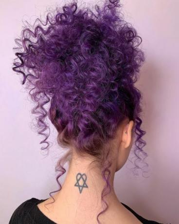 Kučeravé fialové vlasy