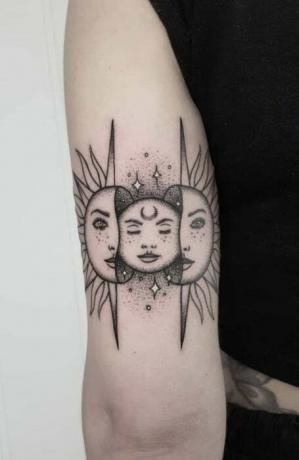 Täysikuun ja auringon tatuointi 