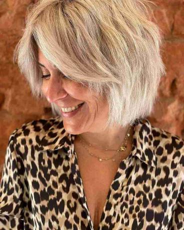 Rozčesané blond vlasy po bradu pro ženy nad 50 let