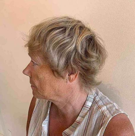Otočený huňatý škriatok s blonďavými prvkami pre staršie dámy nad 60 rokov