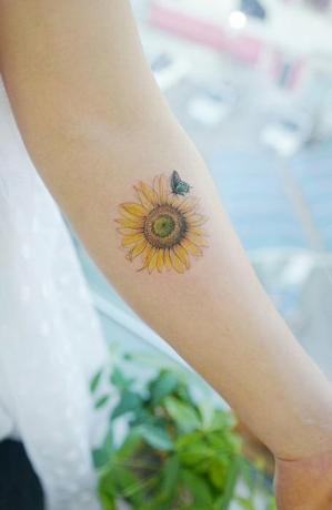Sonnenblume mit Schmetterling Tattoo