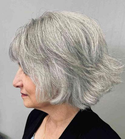 Īss tekstūras griezums bieziem matiem sievietēm vecumā virs sešdesmit gadiem