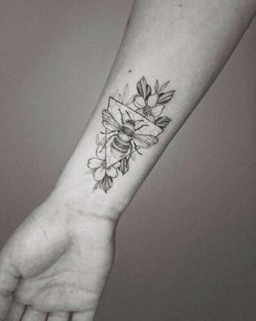 Tetovanie na včelie zápästie 2