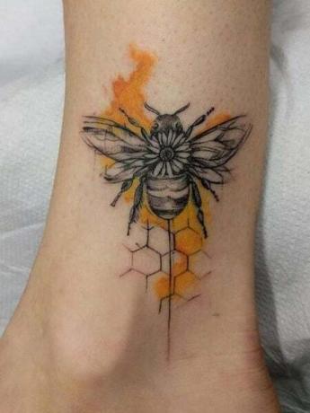 Geometrické včelie tetovanie