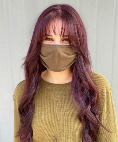 Longs cheveux violets avec une frange vaporeuse