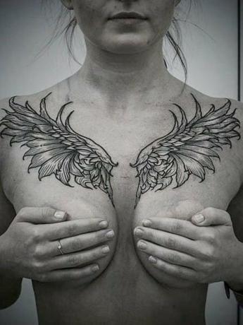 翼の胸のタトゥー