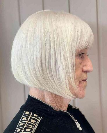Bob tradicional curto com franja para cabelos brancos de 70 anos